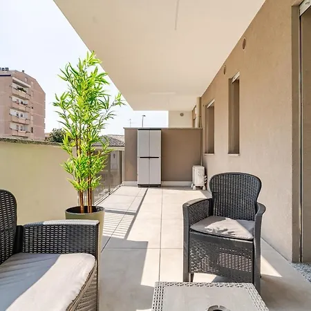 New Bamboo Airport Trade Fair Apartment *